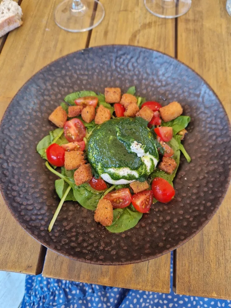 Burrata Crémeuse Pousse D'épinard Et Tomate Cerises