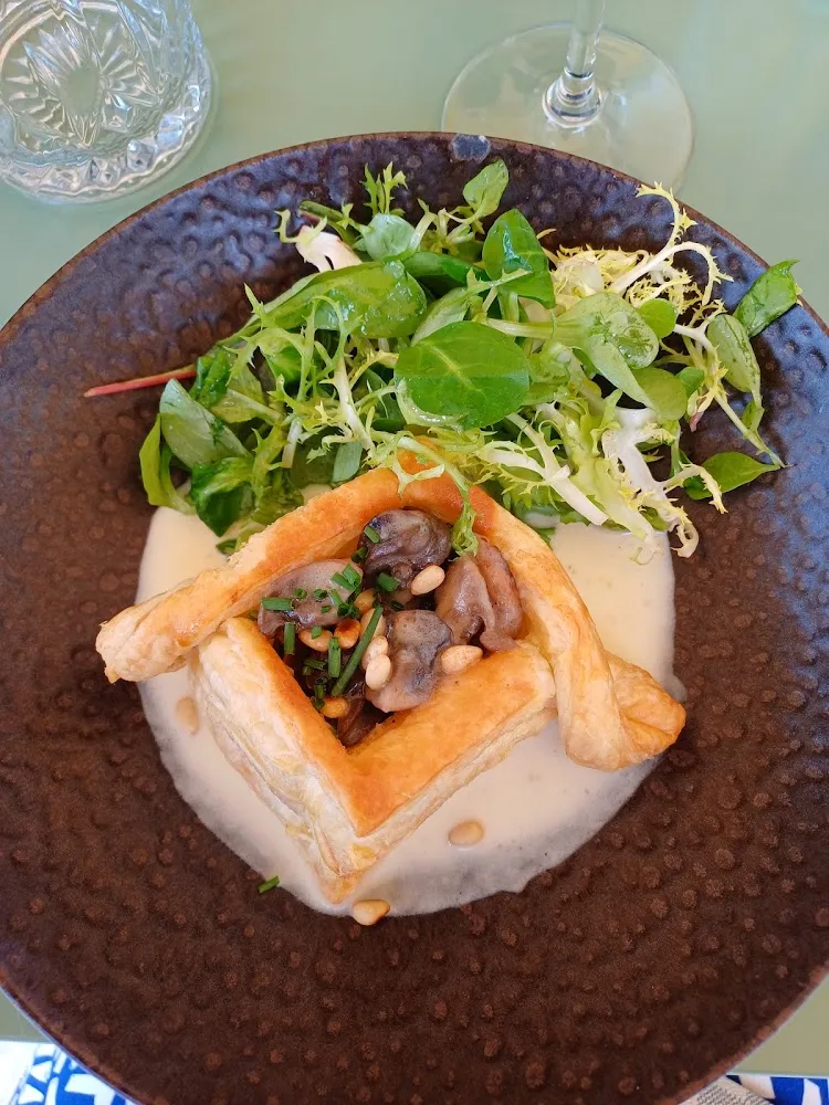 Vol Au Vent d'escargots Sur Lit de Crème À l'Ail